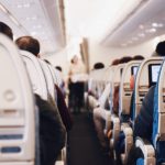 O que acontece quando alguém espirra dentro de um avião?